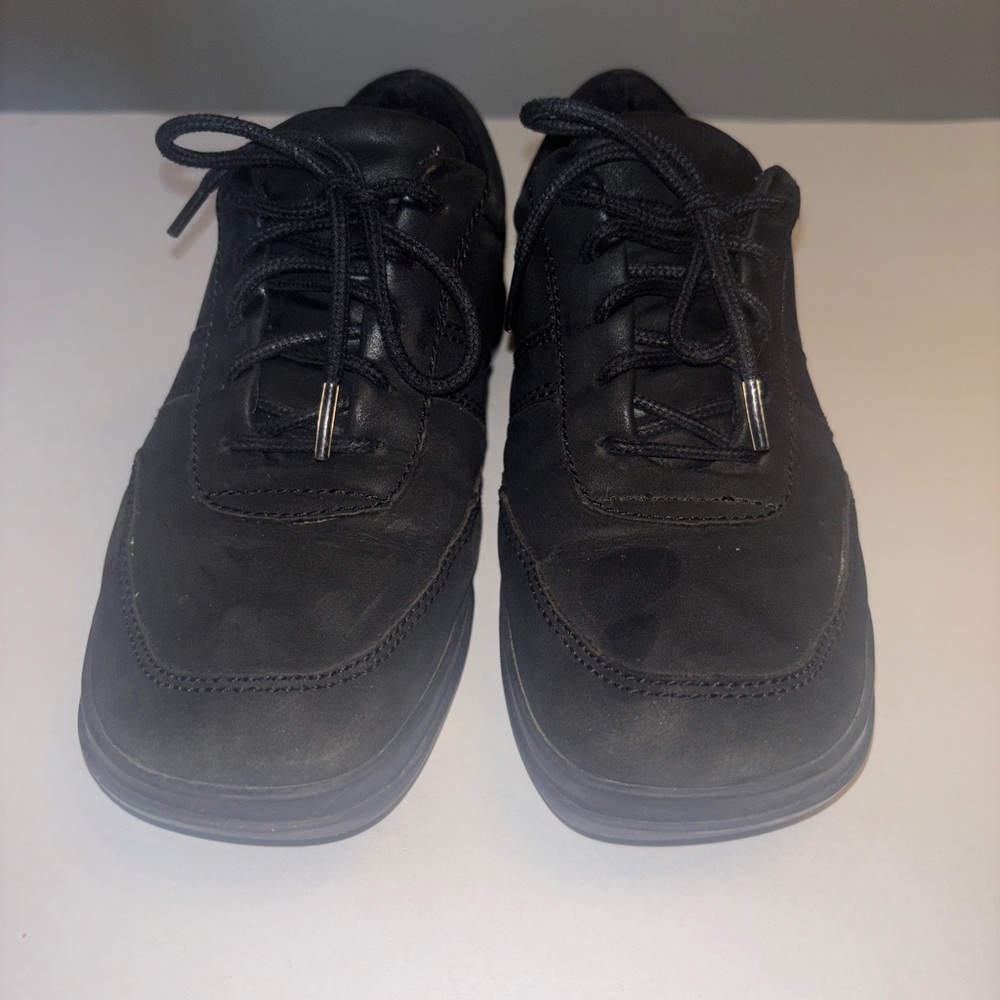 Black suede easy spirit walking shoes size 6 1/2